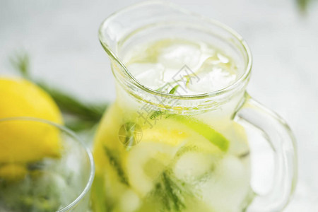莱姆莫吉托鸡尾酒夏季新鲜饮料以及冰和迷迭香柠檬图片
