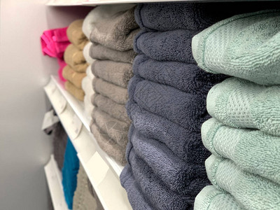 多色毛巾在货架上的商店里棉花毛巾用于温泉疗养所的人体卫生图片