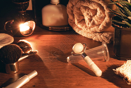 豪华玉石按摩器和面部按摩罐女餐桌上的按摩器和按摩罐的组成自然护肤图片