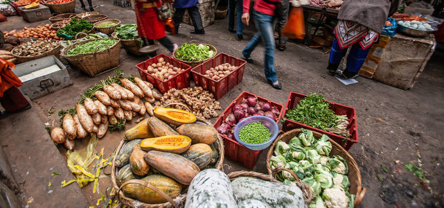 云南沙的日常市场上的各种当地蔬菜和水果冬季水果和蔬菜饮食文化图片