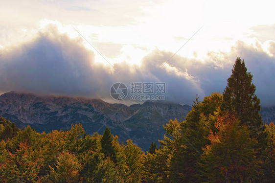 山秋季景观与五颜六色的森林和充满活力的天空与雷云戏剧场景观和自然的概念斯洛文尼亚沃图片