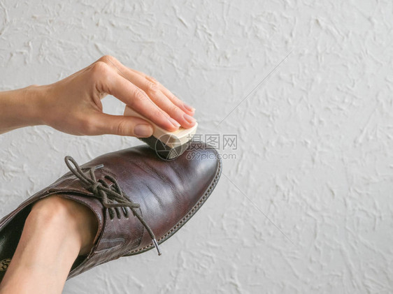 清洁鞋的过程一个女人正在擦他的图片