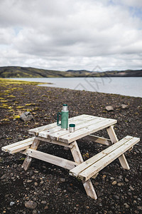 简单的木质野餐桌户外图片