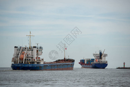 运输船从Swinoujscie港驶往开图片