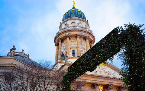 德国柏林冬季御林广场圣诞夜市德国街头圣诞和节日集市在集市上出现装饰和带有图片
