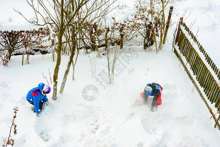 两兄弟在他们家附近玩雪球图片