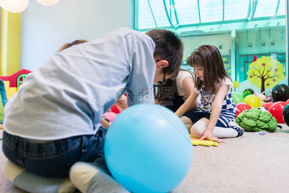 在现代幼儿园教室的教育活动中图片