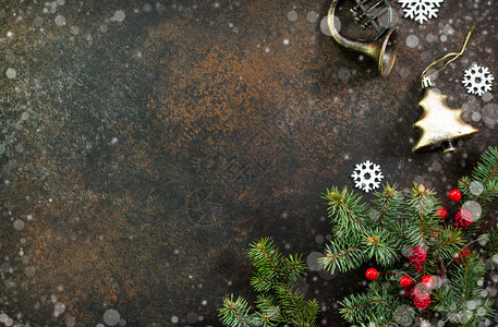 圣诞背景框架或圣诞贺卡圣诞树和深色石头和石板背景上的装饰品平躺图片