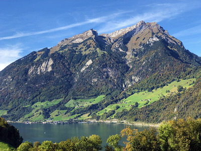 位于卢塞恩湖或Vierwaldstaetersee湖Vierwaldstattersee上的皮拉图斯山或高山皮拉图斯山图片