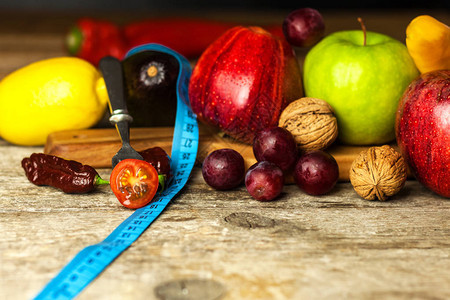 概念饮食健康食品木板上的水果图片