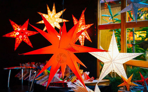 德国柏林冬季圣诞市场的纸星灯饰AdventFair和集市上的工艺品摊位在欧洲德国街头圣诞节和欧洲城市图片