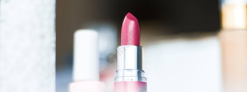 化妆品牌少女和魅力概念化妆品梳妆台上的化妆品口红粉底指甲油和眼影图片