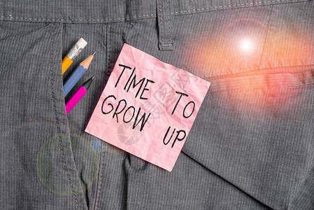 在男子工作裤口袋内有写作设备和粉红色便条纸的责任证明文件图片