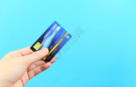 蓝色背景中手持信用卡支付网上购物支付信用卡技图片
