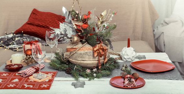在里装饰得很漂亮的圣诞餐桌上面是节日装饰品节的概图片