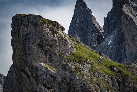 意大利阿尔卑斯山的红色登山者瓦尔花园图片
