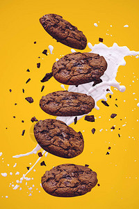 黄色背景的巧克力饼干图片