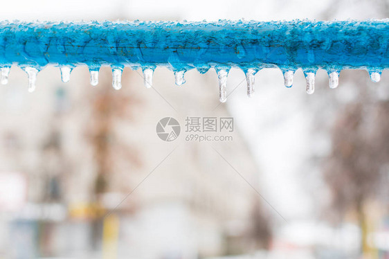 管道上雨后结冰的柱图片