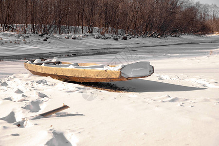 俄罗斯一个村庄的冰冻河图片