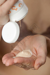皮肤护理概念女手握奶油管的缝合女从管子上挤图片