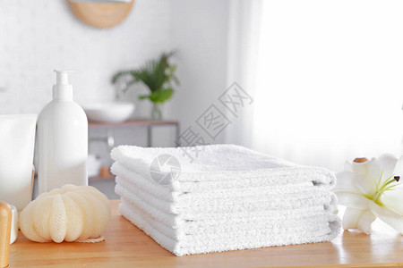 浴室桌子上的软毛巾和化妆品图片