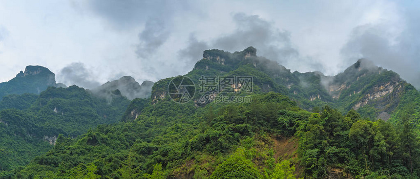 清晨雾中天门山著名的神圣天门大山的全景图片