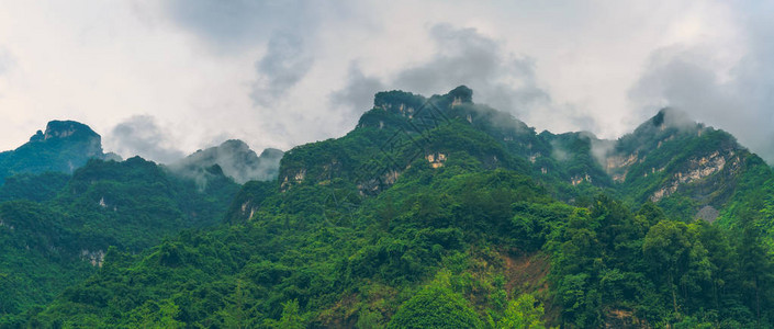 清晨雾中天门山著名的神圣天门大山的全景图片