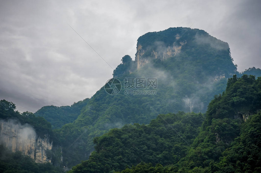 张家义Zhangjiajie的清晨雾中覆盖着著名的神圣图片