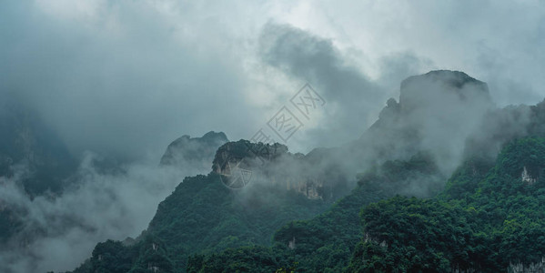 天门吐雾天联山峰高清图片