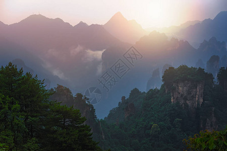 湖南省伍林源Wwlingyuan著名旅游景点张家吉公园天津山石柱的阳图片