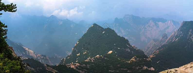 从鼓舞人心神圣而雄伟的华山西峰顶的全景图片