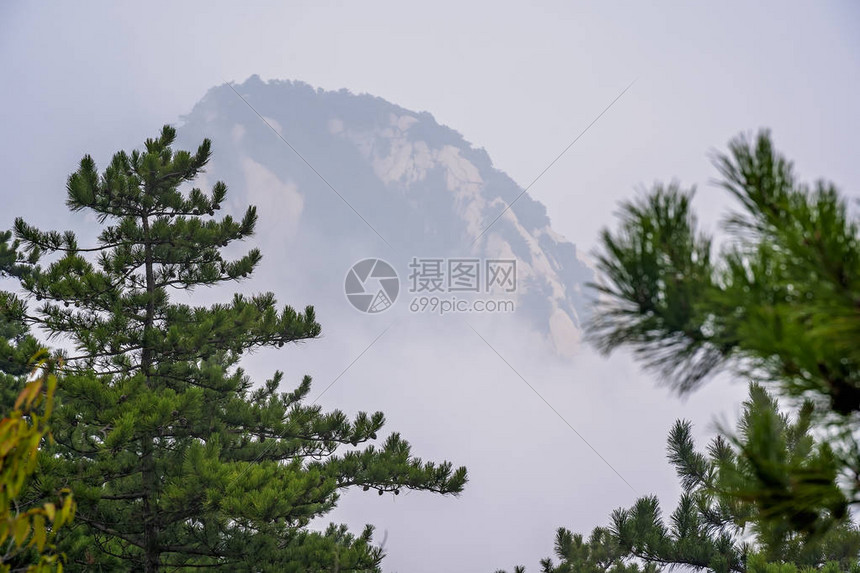 从陕西省著名旅游胜地华山北峰顶的小路上看雾气笼罩的山峰图片