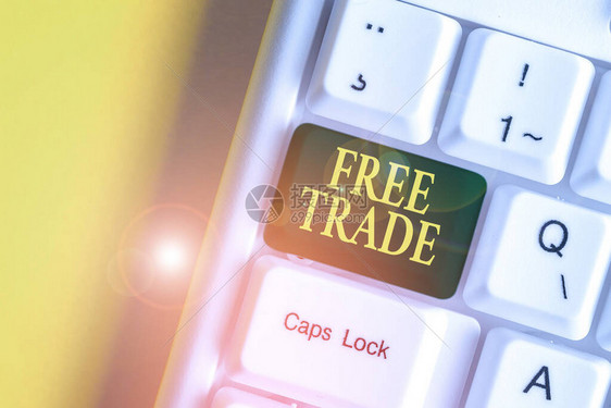 手写文本自由贸易概念照片国际贸易在没有关税的情况下顺其自然进程白色pc键盘图片
