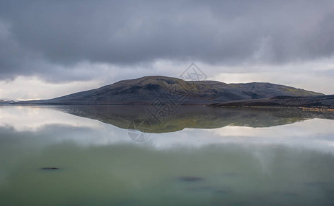 欧洲冰岛Tjorsa河和苏尔塔坦加隆湖的景观全景图片
