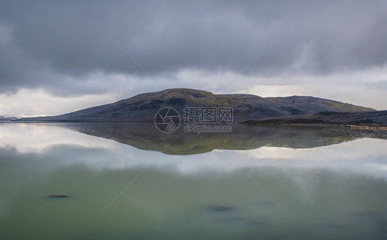 欧洲冰岛Tjorsa河和苏尔塔坦加隆湖的景观全景图片