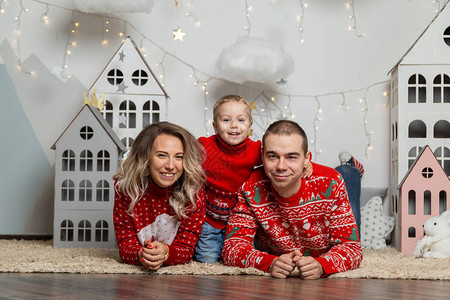 新年装饰品中三口的美丽幸福家庭圣诞快乐图片