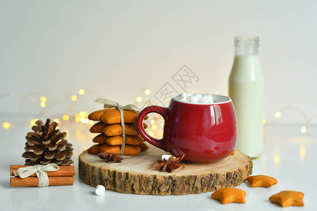 圣诞节自制姜饼牛奶可棉花糖靠窗的木盘上的糖果贺卡模板白色颜复图片