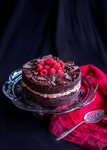 这个巧克力层蛋糕上面满了新鲜的草莓和剃毛巧克力片注图片