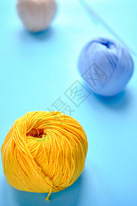 蓝色背景上的亮色线纹刀子Amigurumi玩具制作编织手工艺背景图片
