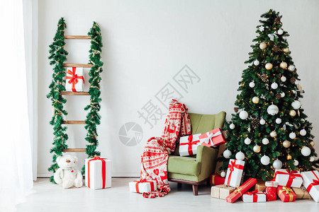 冬季圣诞树在白色房间室内装饰12月图片