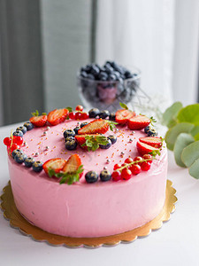 用浆果装饰的自制粉色生日蛋糕图片