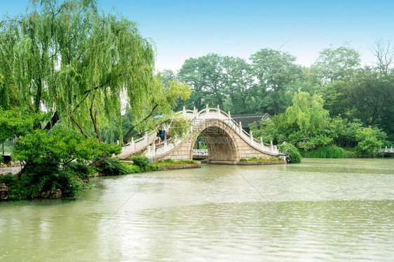 雨古典花园西湖苗条大桥和夫图片