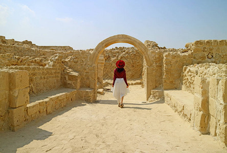 欣赏巴林堡垒或QalatalBahrain的妇女图片