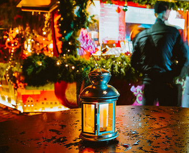 拉脱维亚冬季里加圣诞市场的街头玻璃灯和蜡烛AdventFair装饰和集市上的工艺品摊位拉脱维亚街头图片