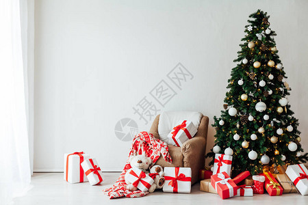 12月在白色房间室内装饰的圣诞树和礼图片