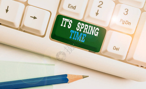 显示它是春天的文字符号商业照片展示冬季开花后的季节转换白色pc键盘图片