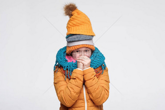 带着几顶的冬帽和围巾从寒冷中发抖的有趣的年轻cauca图片