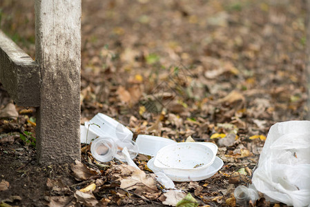 丢弃在森林中央的一次塑料餐具人类对自然的污染对环境有负面影响的人不图片