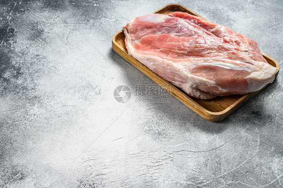 新鲜猪肉切块生肉加香料肩部臀灰色背景顶视图图片