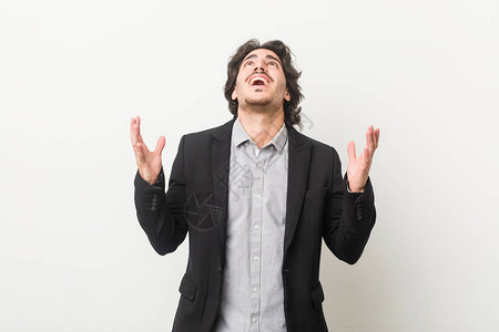 年轻商人在白人背景下向天空尖叫抬起头图片素材